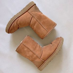 UGG Boots Classic Short II in Camel